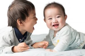 赤ちゃんとその兄弟