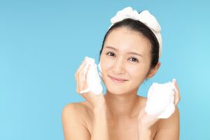 もこもこの泡で洗顔する女性