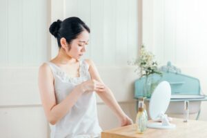 ボディークリームを塗る女性